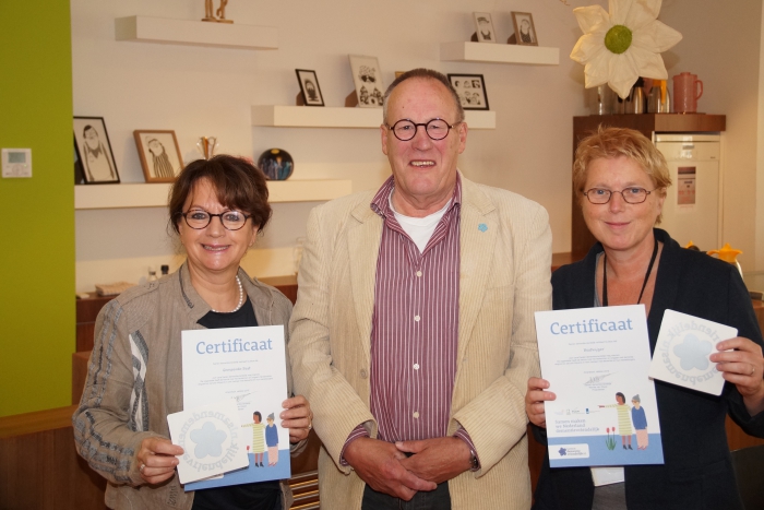 Van links naar rechts op de foto: Wethouder Wilma van der Rijt, Henk van den Heuvel en Nicole Mallant.